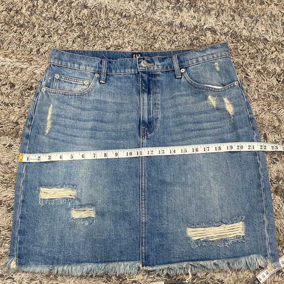 Gap distressed denim mini skirt, size 32 - Picture 5 of 12